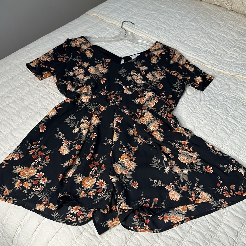 Sienna and sky, black floral, rust size medium romper shorts